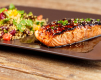 Faça um almoço de domingo delicioso com esse salmão grelhado com salada de quinoa