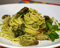 Espaguete ao molho de cogumelos e espinafre