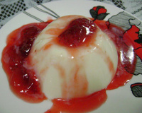 Pudim com calda de morango