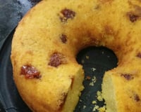 BOLO DE FUBÁ COM  GOIABADA E COCO