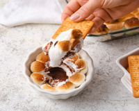 Já anota a sobremesa de 3 ingredientes para impressionar no Dia dos Namorados: smores de travessa assado no forno ou na airfryer