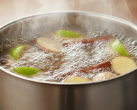 Ferver casca de limão, canela e gengibre: por que é recomendado e quais são os seus benefícios