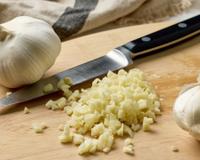 Pouca gente sabe: o jeito que você corta o alho altera o sabor das suas receitas