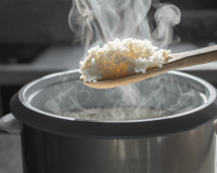 Truque para requentar o arroz de ontem com um ingredientes de GRAÇA e que todo mundo tem em casa