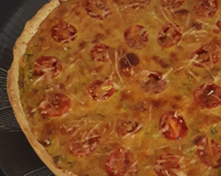 Quiche de brócolis e tomate italiano