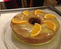 Bolo de laranja com cobertura de laranja.