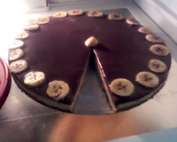 Cheesecake de banana com calda de chocolate