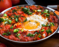 Chef José Andrés: "Meu café da manhã favorito é bem simples. Como tomates suculentos temperados com sal e um bom azeite, acompanhados de ovos fritos frescos"
