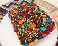 Bolo de Dia das Crianças com brigadeiro, marshmallow e confeitos coloridos é a gostosura que não pode faltar para a molecada!