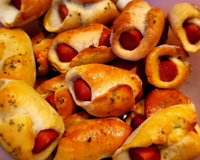 Enroladinho de salsicha assado fácil