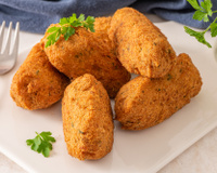 Essa receita de bolinho de bacalhau tradicional é o petisco perfeito para fazer em casa e compartilhar com os amigos