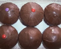 Cupcakes de brigadeiro com cobertura tipo chokito