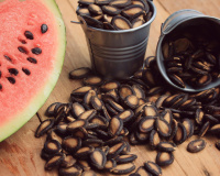 Benefícios da semente de melancia: saiba por que comer essa parte da fruta, quanto consumir por dia e cuidados