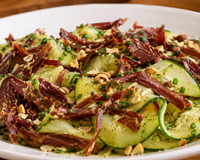 Se você acha salada sem graça, precisa experimentar esta combinação de pepino e carne seca: uma receita fácil, leve e cheia de sabor