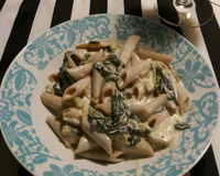 Penne com espinafre e alcachofra