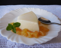 Manjar de coco com calda de abacaxi