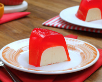 Gelatina recheada simples com camada de creme e de morango