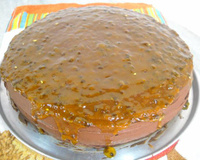 Bolo mousse de maracujá com cobertura de chocolate