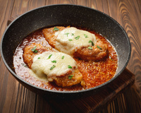 Filé de frango à parmegiana: truques de chef garantem um empanado crocante mesmo com o molho