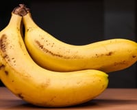 As bananas duram mais tempo sem escurecer se forem armazenadas neste utensílio de cozinha