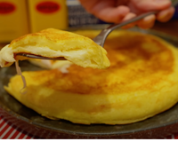 Pronto em 5 minutos: pão de queijo de frigideira para o café da manhã, lanche da tarde ou até mesmo para o jantar dependendo do recheio!