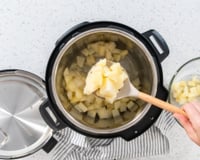 Panela de pressão elétrica Kian de 5 litros facilita o preparo das refeições por menos de R$ 300