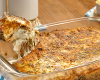 Lasanha de carne moida com queijo e presunto