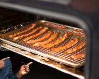 O truque ridiculamente delicioso do bacon que sempre faço no Natal: essa técnica simples eleva o bacon a outro patamar