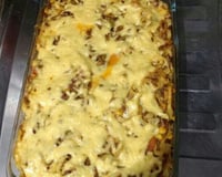 Macarrão com carne moída e queijo ao forno