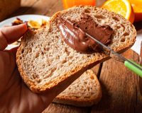 Nunca mais comprei creme de chocolate no mercado depois que aprendi a fazer essa versão caseira com amêndoas e cacau: fica muito cremosa e rende bastante!