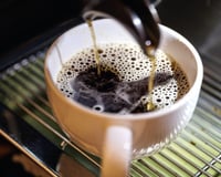 Combo do café perfeito: kit da Oster reúne cafeteira e chaleira elétrica por menos de R$ 200