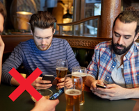Por que cada vez mais bares e restaurantes estão proibindo o uso de celulares?