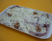 Carne assada com molho de nozes e manjericão