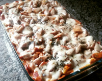 Penne com tirinhas de calabresa defumada ao molho branco e vermelho