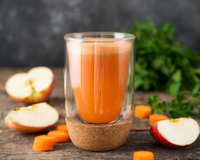 Suco de cenoura com maçã e limão é detox? Descubra se a bebida realmente tem benefícios para a saúde