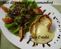 Queijo camembert com mix de folhas