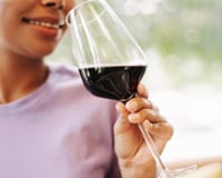Um estudo revelou que o consumo moderado de vinho pode ter um efeito protetor: quais são os motivos?