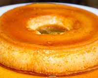 Pudim de leite condensado na boca do fogão