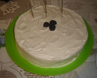 Bolo de aniversário com recheio de ameixa