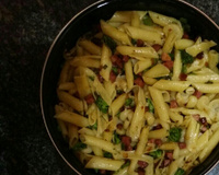 Macarrão com bacon e brócolis