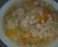 Sopa de miojo com abobrinha e pimentão