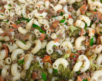 Macarrão integral com legumes e carne