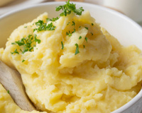 Finalmente descobri o ingrediente secreto para o purê de batata perfeito (e não é manteiga!)