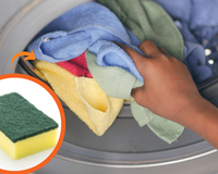 Comecei a colocar uma esponja de louça na máquina de lavar e minhas roupas ficaram mais limpas do que nunca