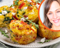 Eu transformei os ovos mexidos com queijo cottage que eu fazia o tempo todo em muffins para lanchar no trabalho: é a receita de café da manhã favorita de Jennifer Garner