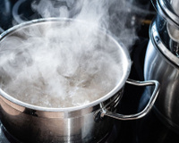 Cozinha com cheiro de gordura pode ser resolvida apenas fervendo ingredientes simples que você tem em casa