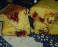 Bolo de fubá com goiabada