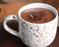 Simples de fazer, impossível de esquecer: essa receita de chocolate quente com chantilly caseiro é um ato de amor