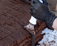 Cinco dias de preparo, 2 toneladas de bolo e guindaste com 600 litros de calda: confeiteira do Paraná se inspira no filme “Matilda” e prepara mais de 3,3 mil fatias