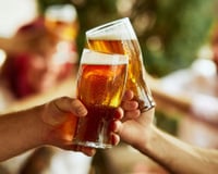Os garçons concordam: a espuma branca na cerveja não é decoração, mas uma barreira natural que ajuda a preservar a carbonatação